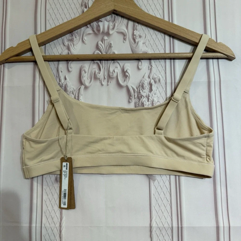 SKIMS Fits Everybody Scoop Neck Bralette Bra Size Medium In Sand NWT - Picture 6 of 6